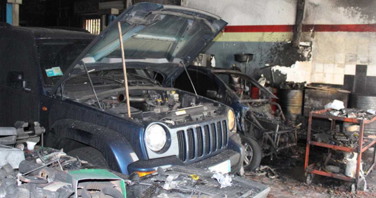 E' emergenza criminalità: salta in aria autofficina con molte auto e una Porsche - 