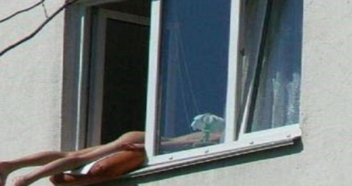 Prende il sole nuda in finestra: causa maxi-tamponamento - 