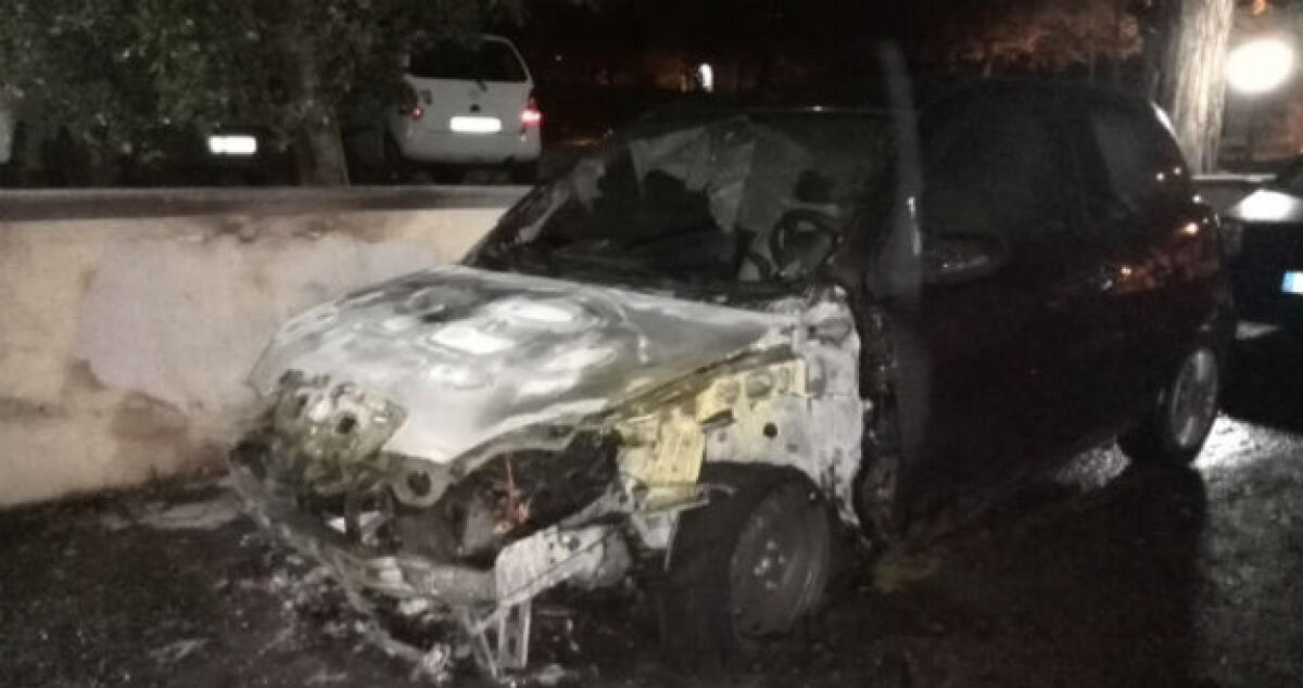 Fiamme in via Perugia, nella notte distrutta la vettura di un giovane operaio - 