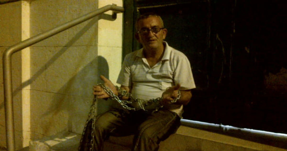 Senza lavoro dopo 26 anni di carcere, si incatena: "Non sono un cane randagio!" - 