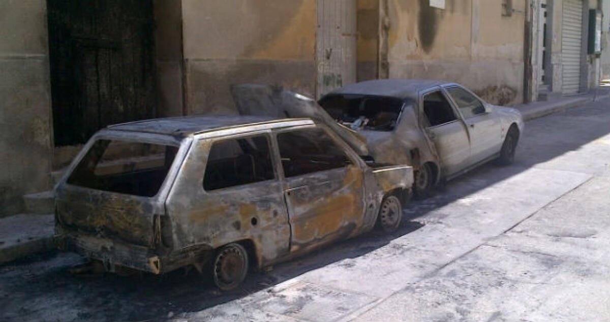 Cosa sta succedendo a Gela? Altre tre macchine incendiate nella notte - 
