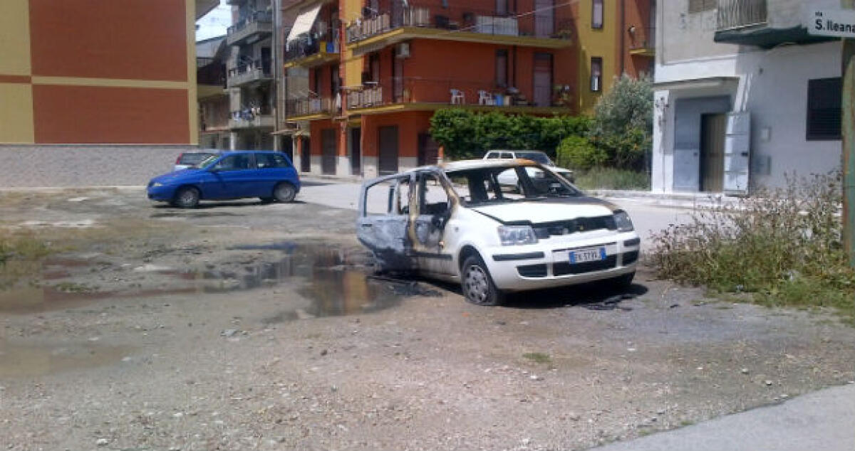 Fiamme a Marchitello, incendiata la Fiat Punto di un uomo di 36 anni - 