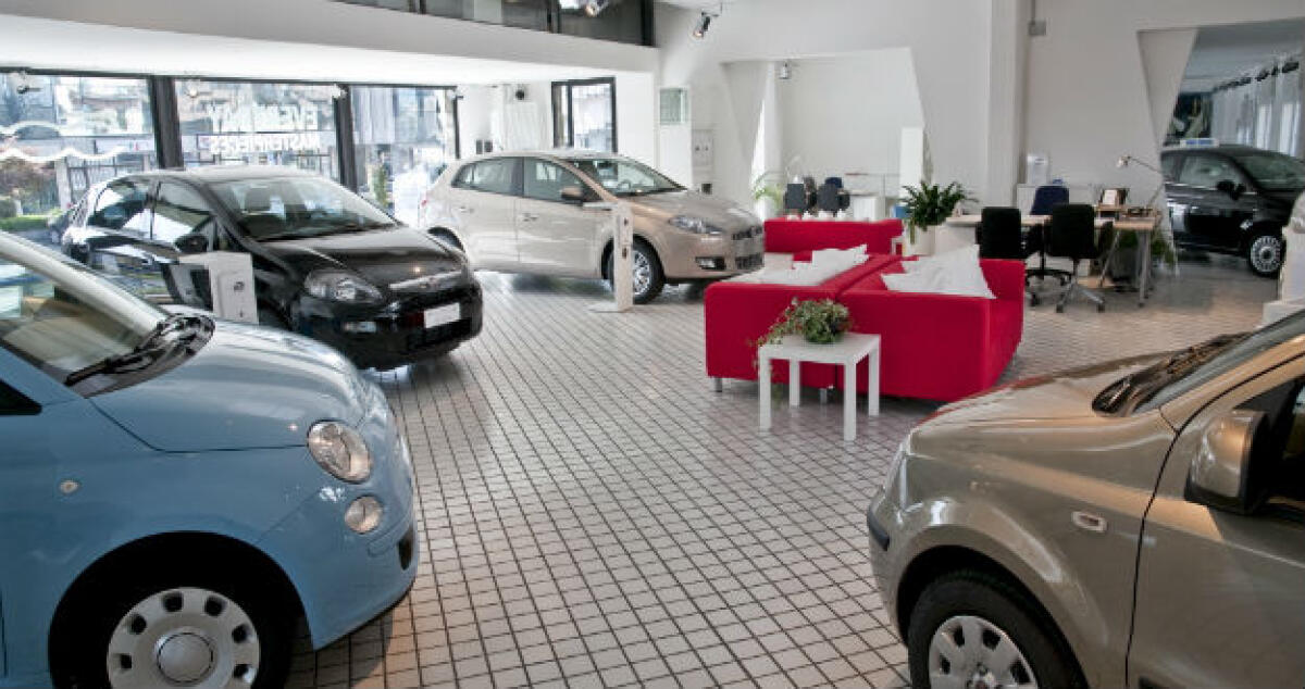 "Pagavamo mensilmente ai clan": parlano i titolari di una rivendita d'auto - 