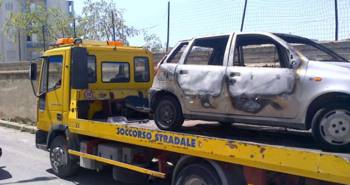 Fiamme nella notte all'ex Ospizio marino, distrutta la Fiat Punto di una casalinga - 