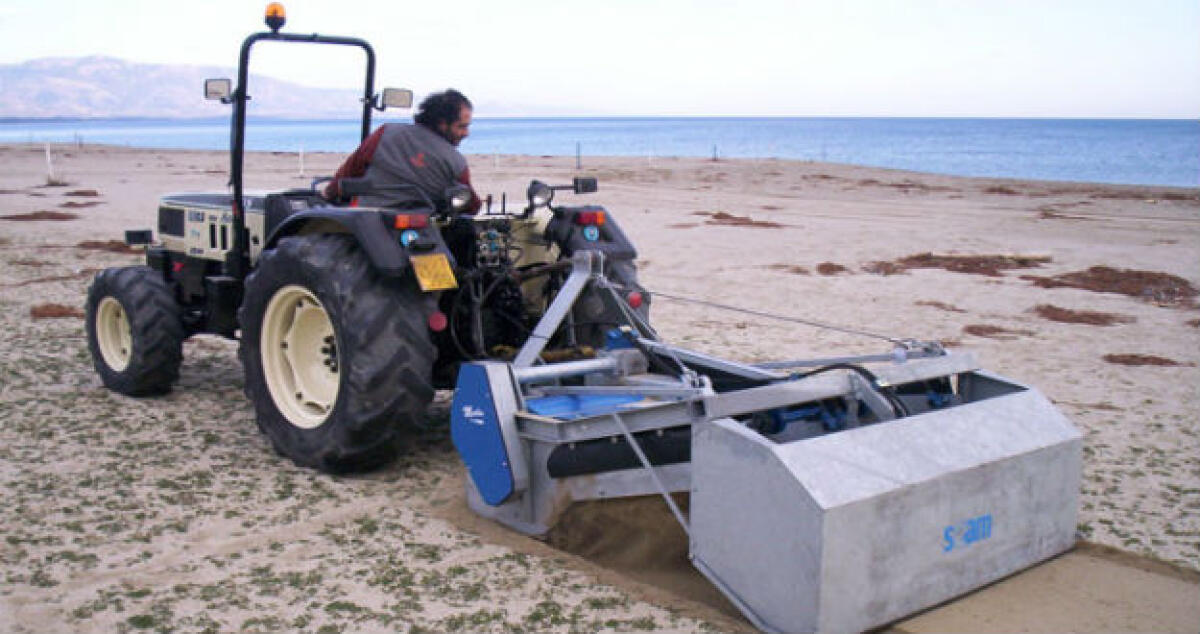 I mezzi pulisci spiagge tra i bagnanti, così non va e scattano le lamentele - 