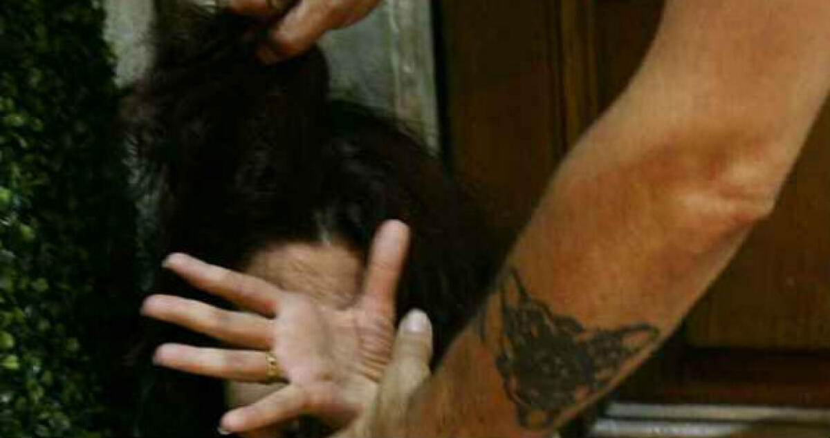 La moglie era diventata la sua vittima preferita, due anni al marito violento - 