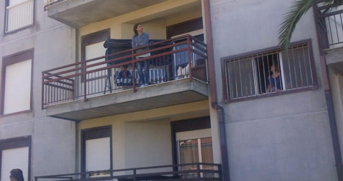 Arriva lo sfratto, una donna si barrica in casa ad Albani Roccella con il figlio - 