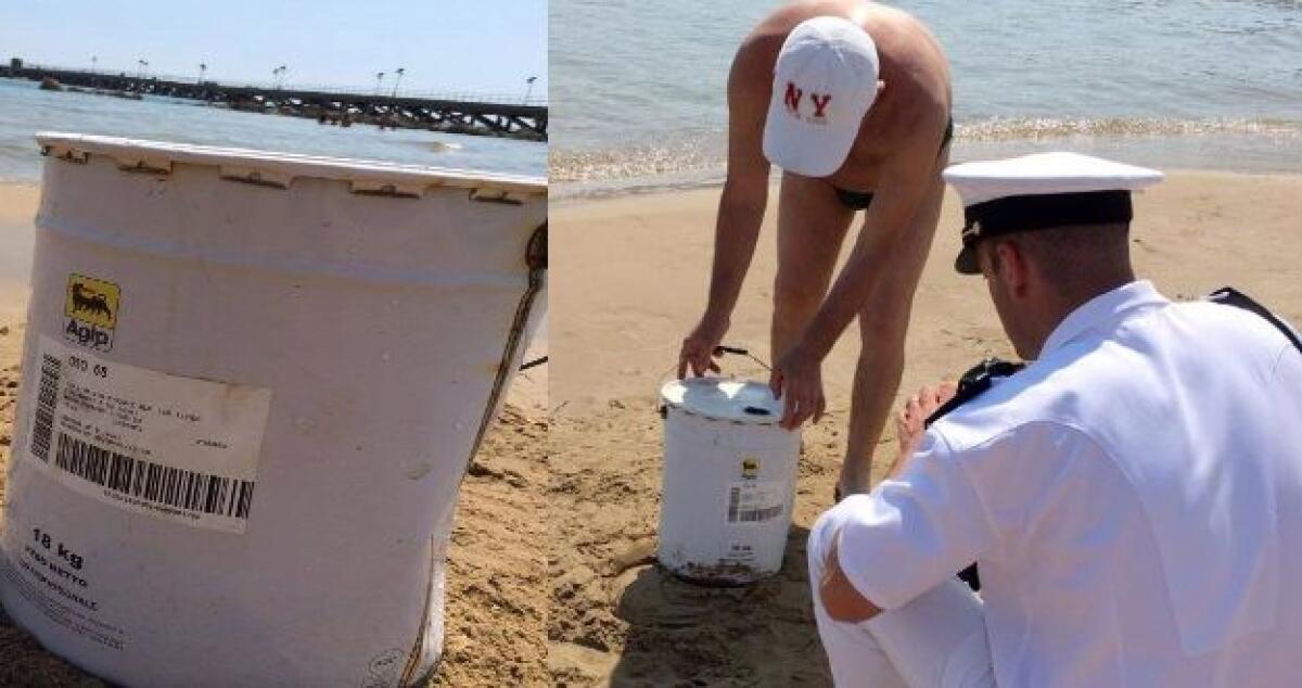 Fusto sospetto con solventi abbandonato in spiaggia: è caduto da una petroliera? - 