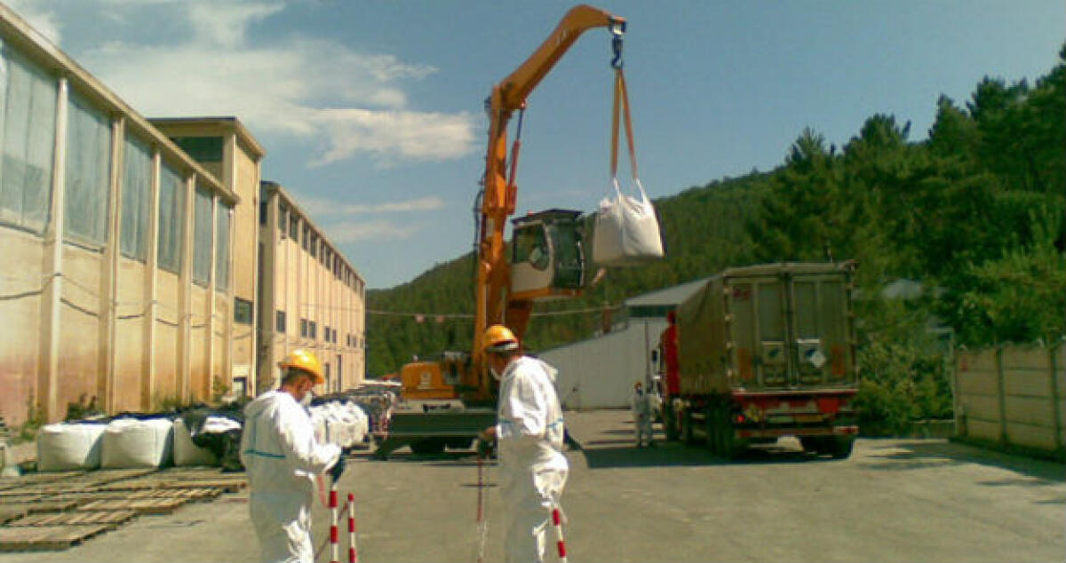 Rifiuti pericolosi smaltiti in maniera irregolare, due operatori Eni a processo - 