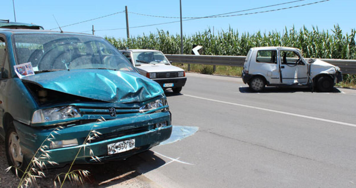 Incidente frontale sul lungomare, ci sono feriti: una donna e due bambine - 
