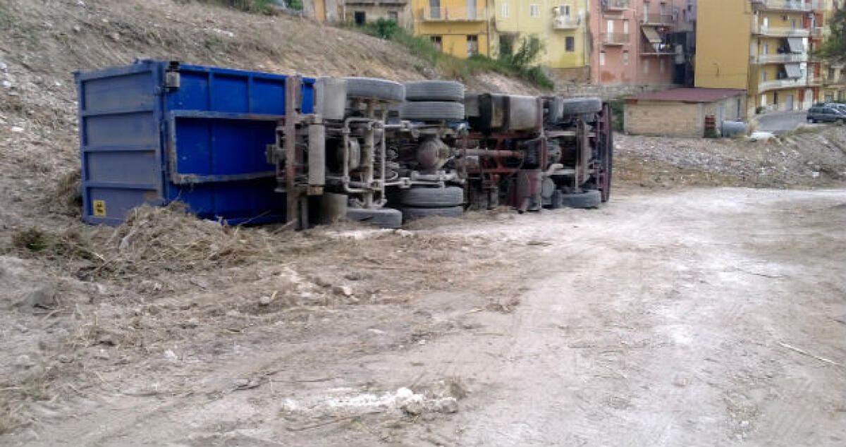 Un camion si ribalta nell'orto Pasqualello, un operatore trasferito in ospedale - 