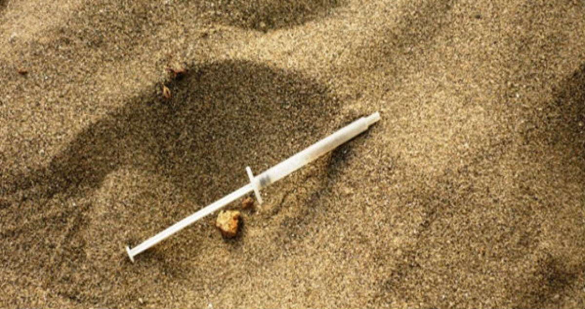 In spiaggia con i figli, una turista ferita da una siringa: scatta la denuncia - 