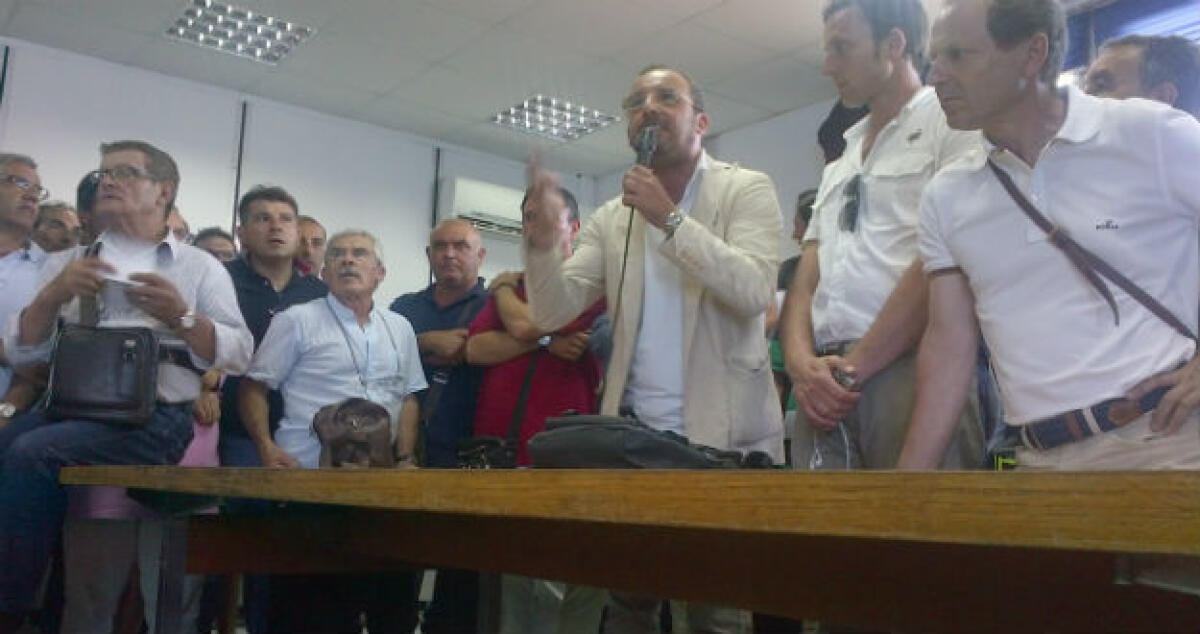 "I dirigenti di raffineria come accattoni!": la rabbia monta, le IMMAGINI dell'attivo - 