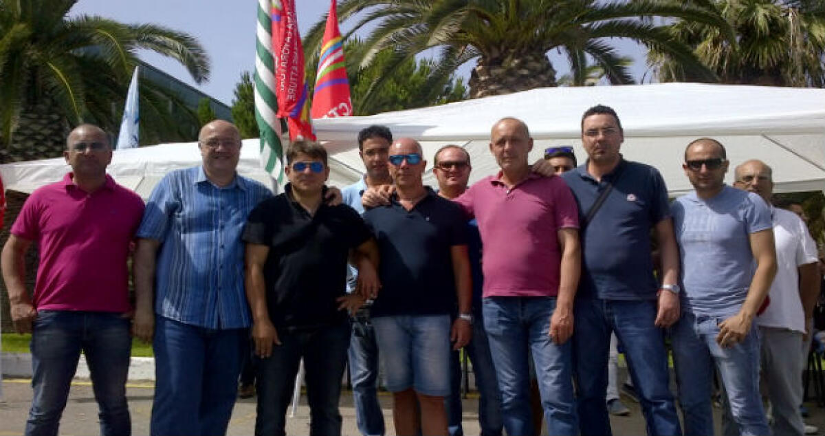 Caso Eni, indotto e diretto protestano davanti la fabbrica: monta la rabbia - 