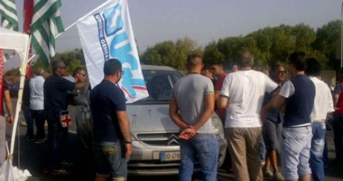 "Sono tutti precettati?", lavoratori e sindacati contro gli ingressi in fabbrica - 