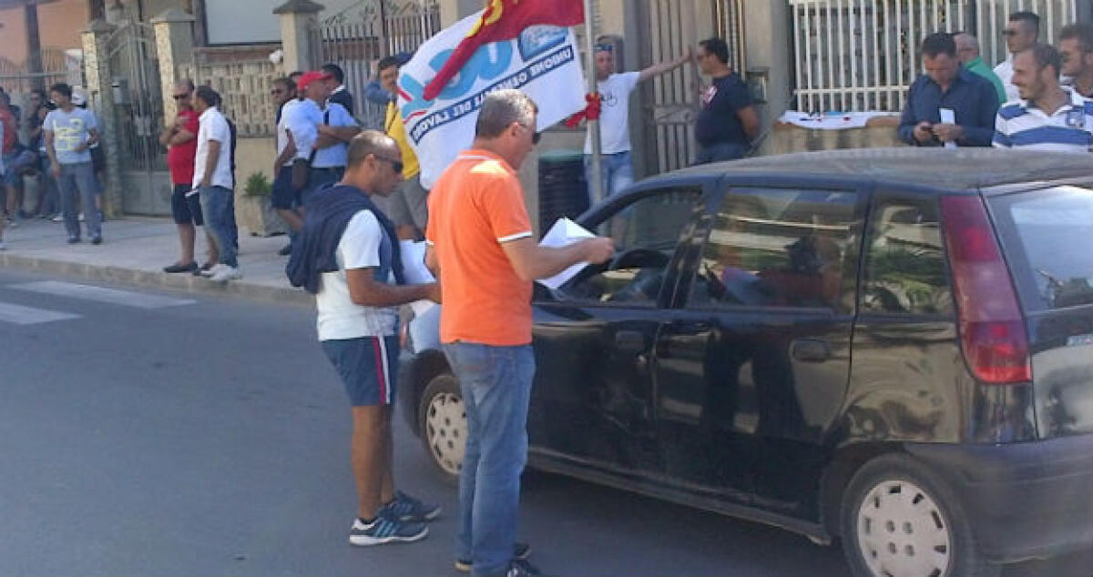 Crisi Eni, i lavoratori presidiano il mercato di Settefarine: "Sciopero il 28 luglio" - 