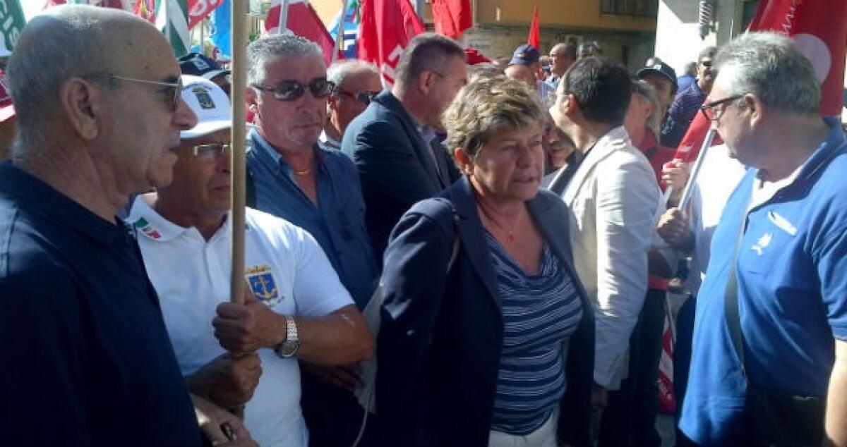 10000 gelesi in strada per difendere il lavoro: in testa c'è il vescovo Gisana - 