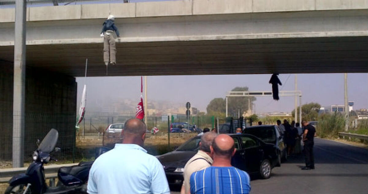 "L'indotto è impiccato", manichini ai presidi: l'Ugl contro la "triade" sindacale - 