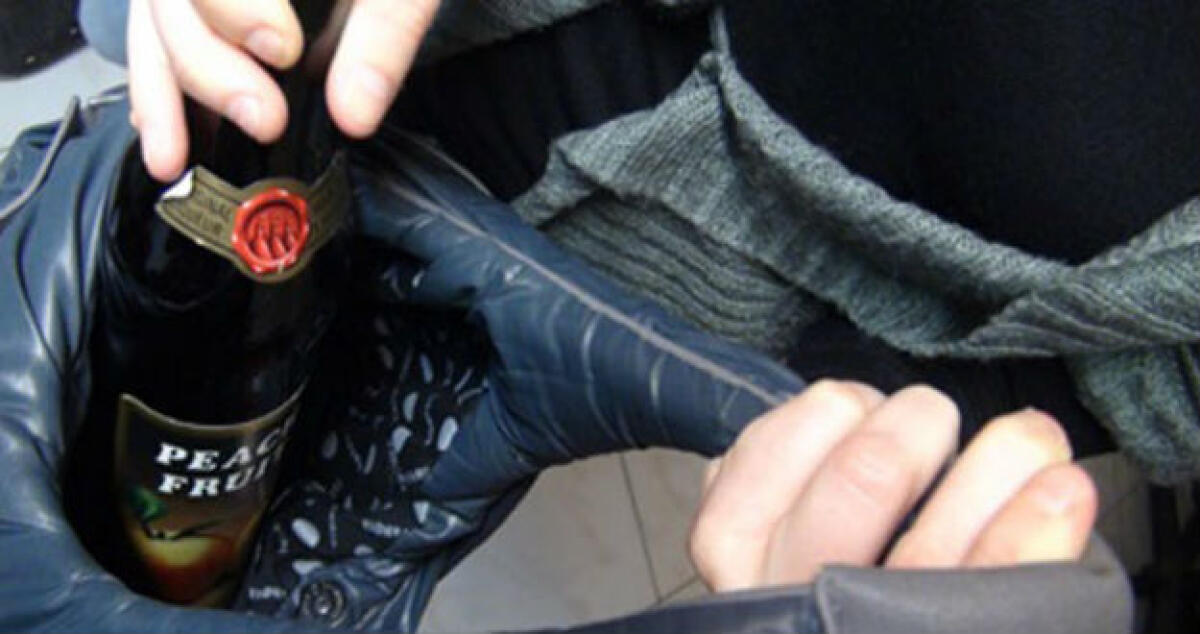 Ruba un brick di vino e scappa: il titolare del market,"ritiro la denuncia presentata" - 