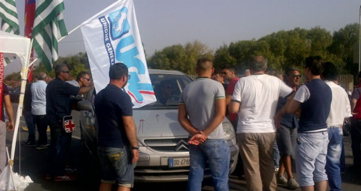 Caso Eni, nella notte saltato il cambio turno: viveri gratis da due esercenti - 