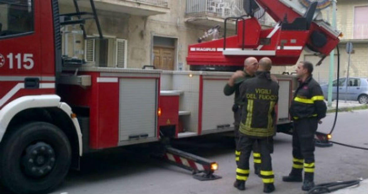 Va al bar e al ritorno trova l'automobile in fiamme, incendio a Caposoprano - 