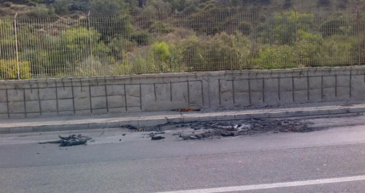 Incendio nella notte sul lungomare, distrutta la Smart di una giovane - 