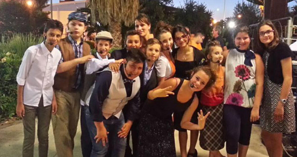 Successo per i ragazzi della Romagnoli in palcoscenico con "Cosi i famigghia" - 