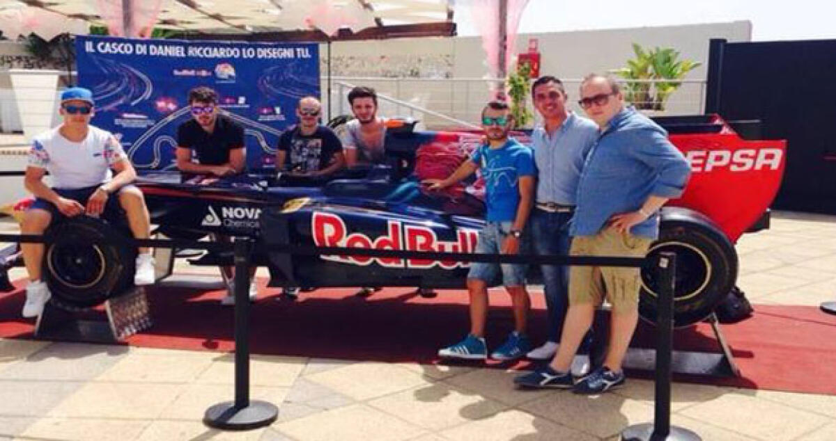 La Red Bull mondiale di Vettel al Malibù, impazzano gli appassionati di motori - 