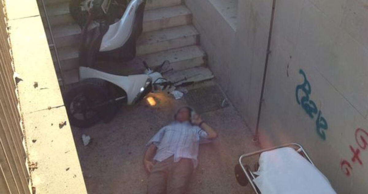 Tentano la fuga in motorino dalle scale investendo un anziano: tragedia sfiorata - 