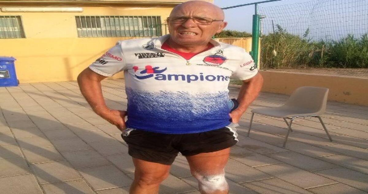 Ciclista aggredito da cani randagi e soccorso dai medici del Gela calcio - 