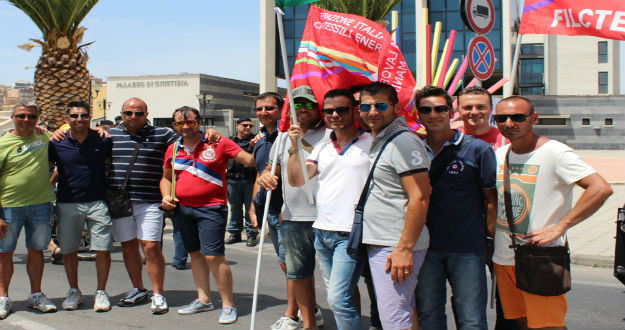raffineria%20corteo%20tribunale.jpg