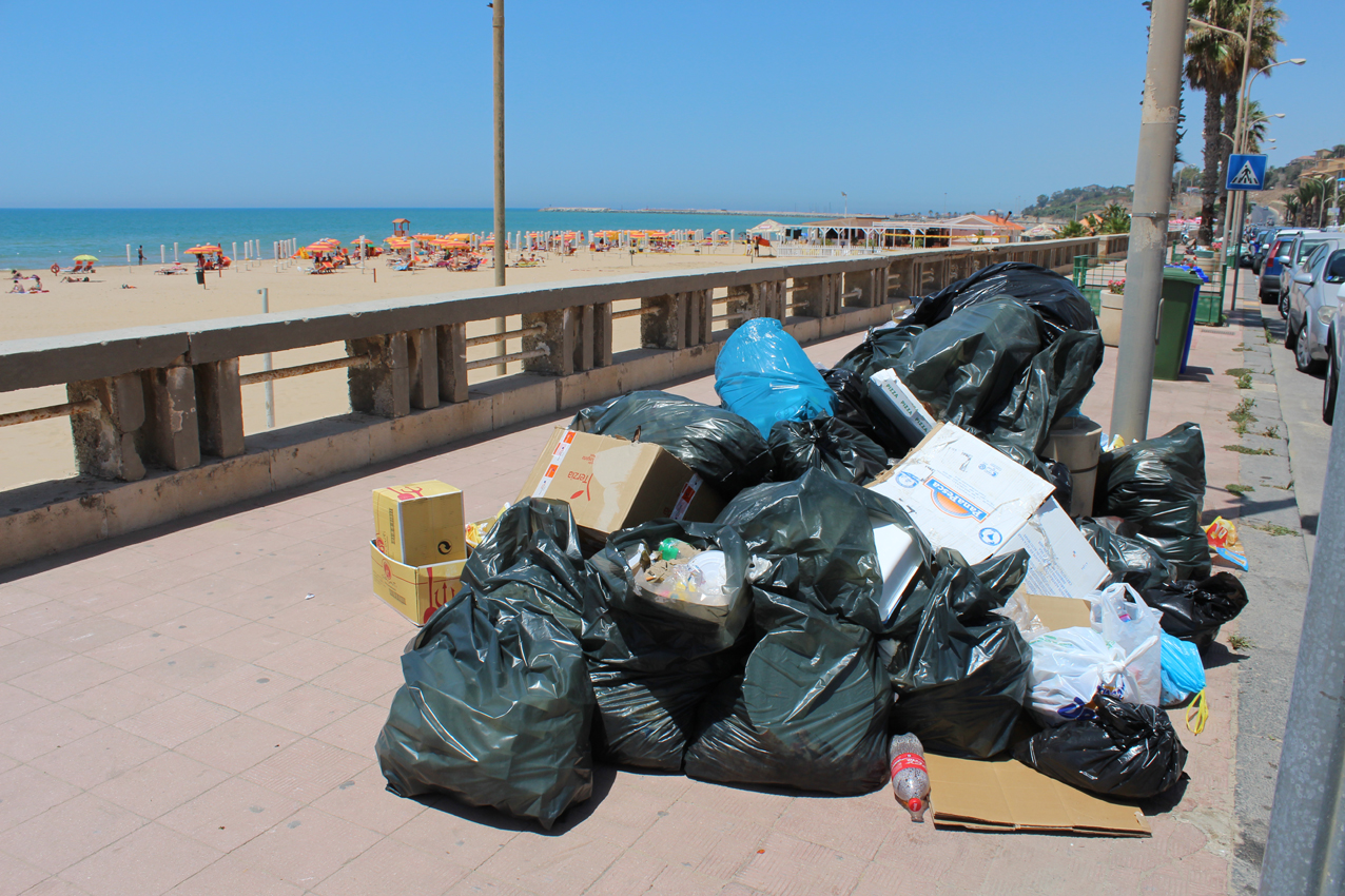 rifiuti%20lungomare.jpg