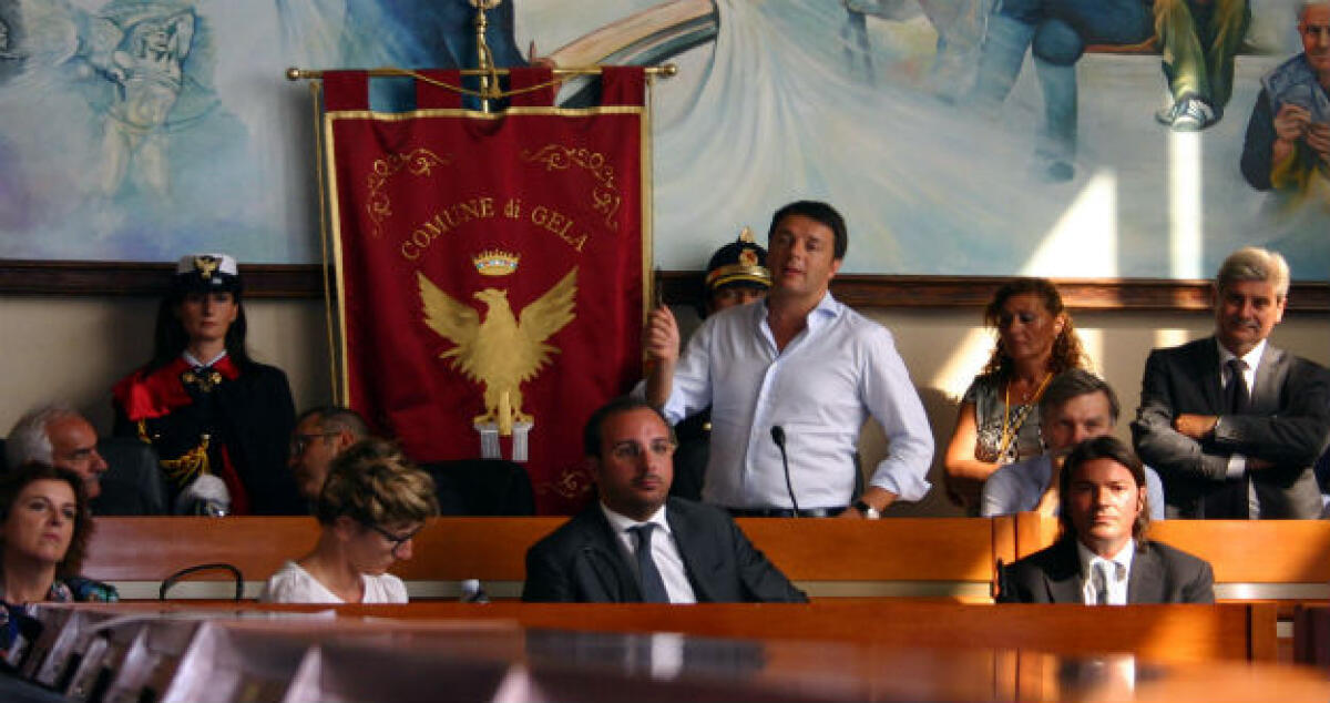 Renzi, i selfie e una città distratta: breve cronaca di una visita "indimenticabile" - 