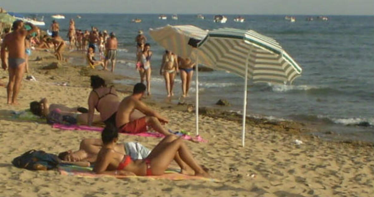 Lo smartphone?...non si trova più: i manolesta colpiscono ancora nei lidi - 