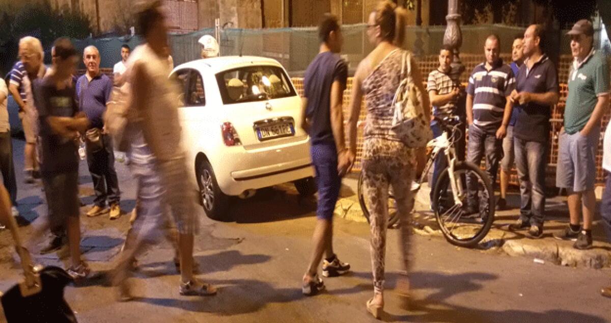 Ultim'ora, centauro investe un'auto e travolge un anziano in piazza Umberto - 