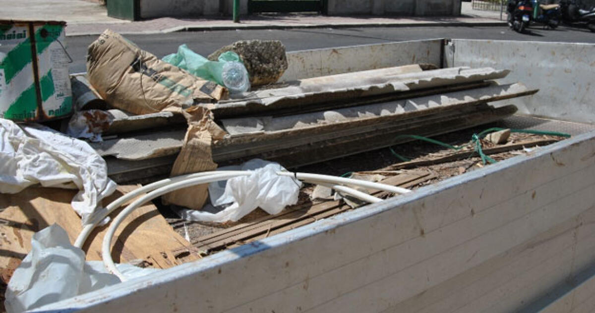 Trasportava 300 kg di amianto ed eternit, denunciato un 68enne e il figlio - 