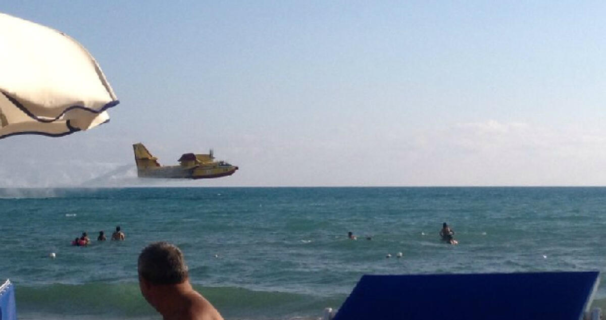 Un canadair lambisce la spiaggia a Manfria, molta paura tra i bagnanti - 