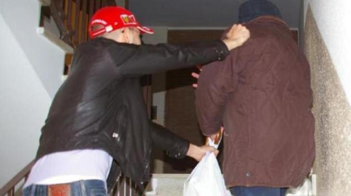 Minaccia con un martello il vicino di casa, scattano i divieti per un giovane - 