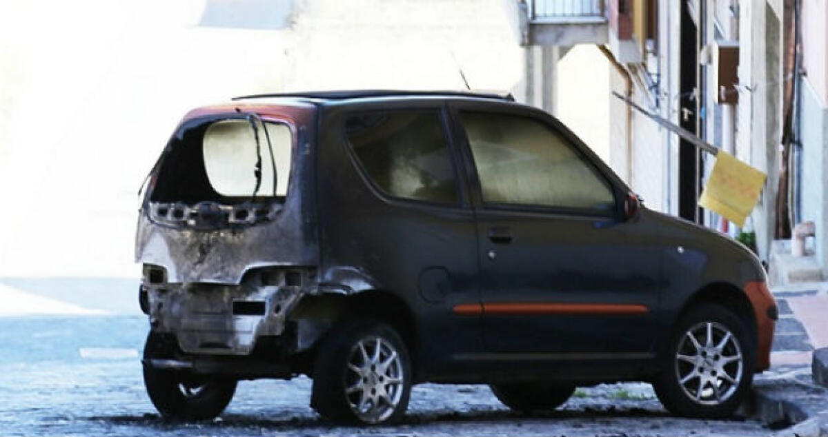 Incendio a Fondo Iozza, le fiamme divampano sulla 600 di una casalinga - 