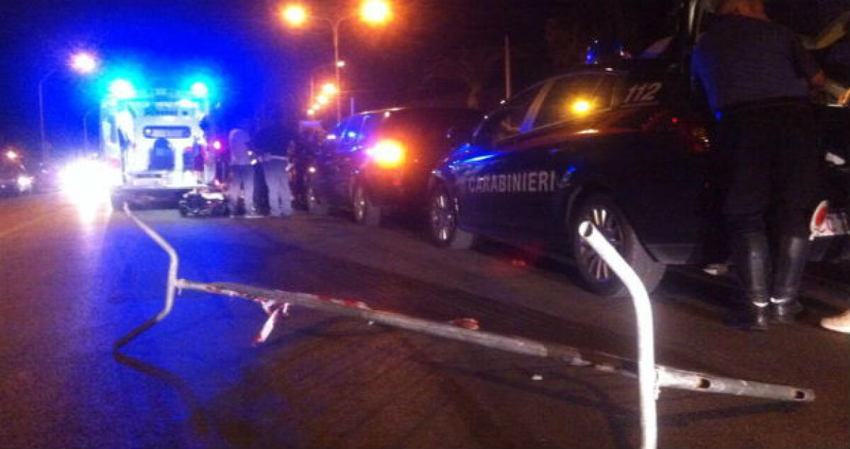Schianto sul lungomare, due giovani contro una transenna "dimenticata" - 