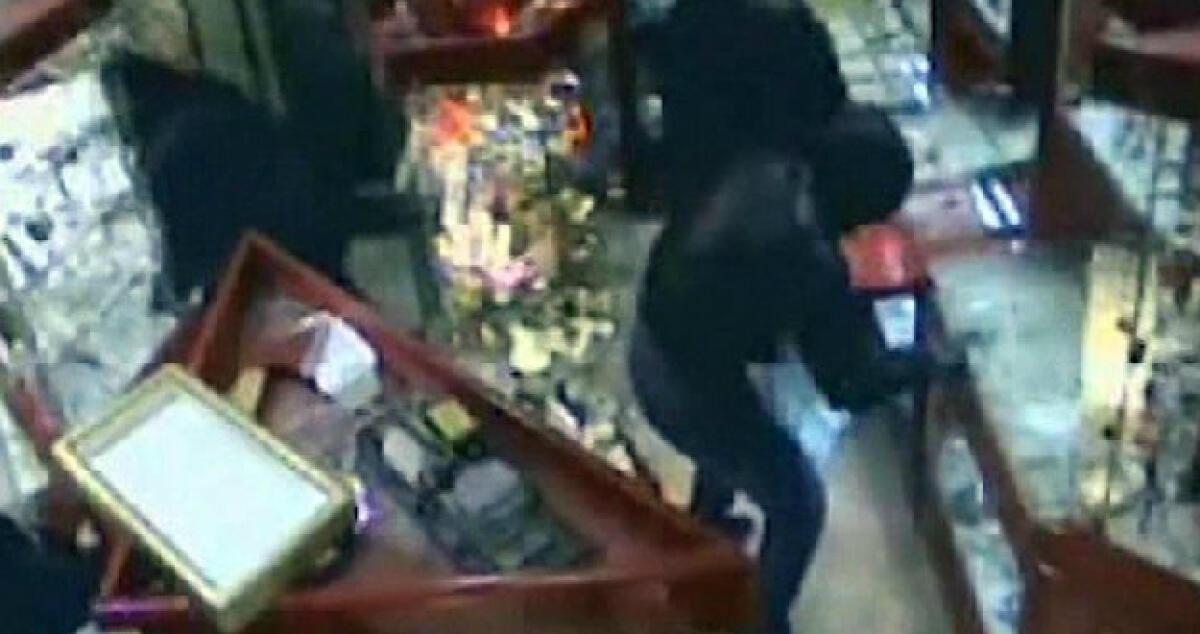 Rapine in città, si indaga su un giovane già finito davanti ai giudici del tribunale - 