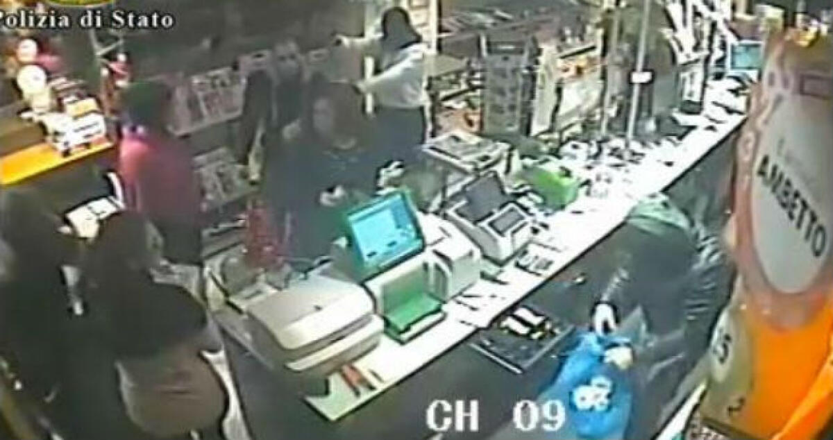 Colpo in tabaccheria: Cannizzaro non parla, il minore si difende davanti al gip - 