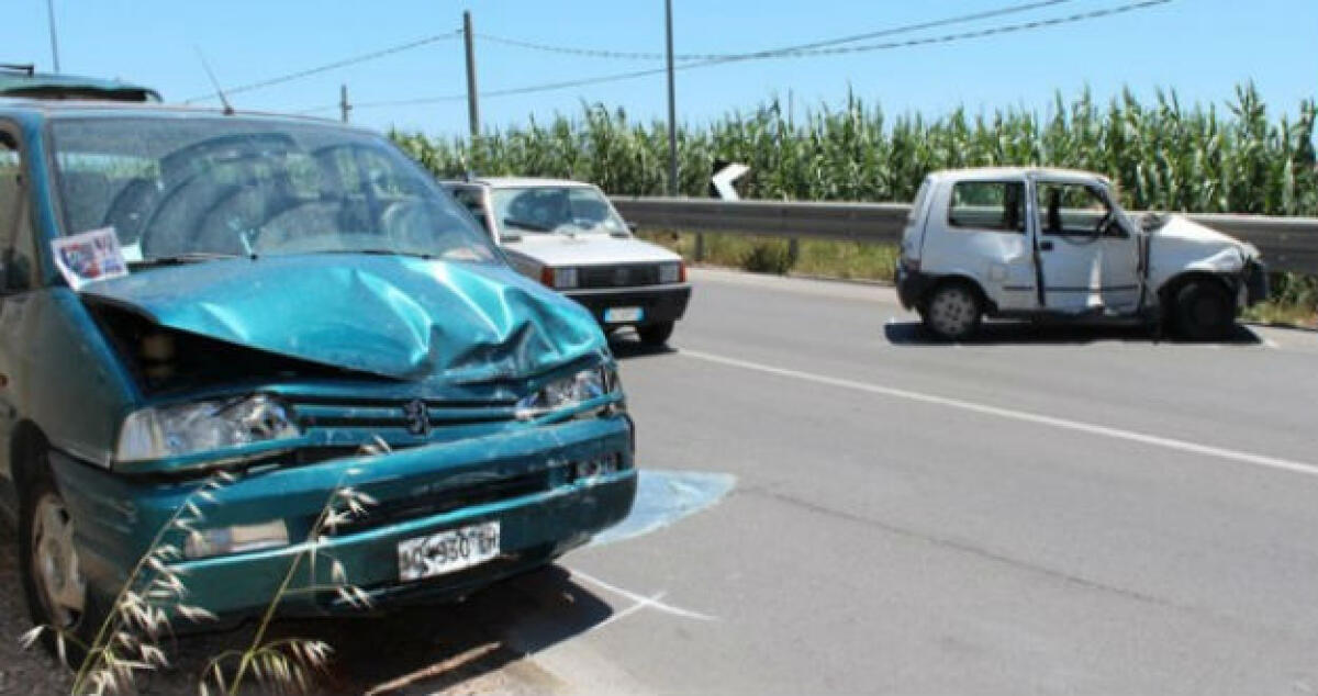 Schianto frontale sulla Gela-Manfria, ci sono feriti: lunga coda di automobili - 