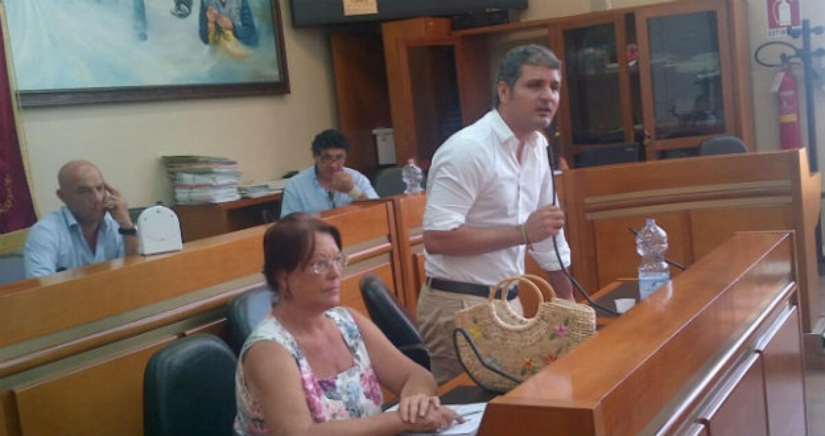 Caso rifiuti, "Ventura si dimetta, solo filosofia": l'opposizione attacca in aula - 