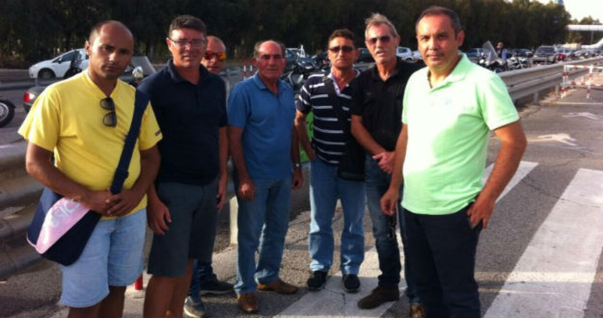 Licenziamenti Riva e Mariani, il sindaco dagli operai: "Vogliamo dignità" -