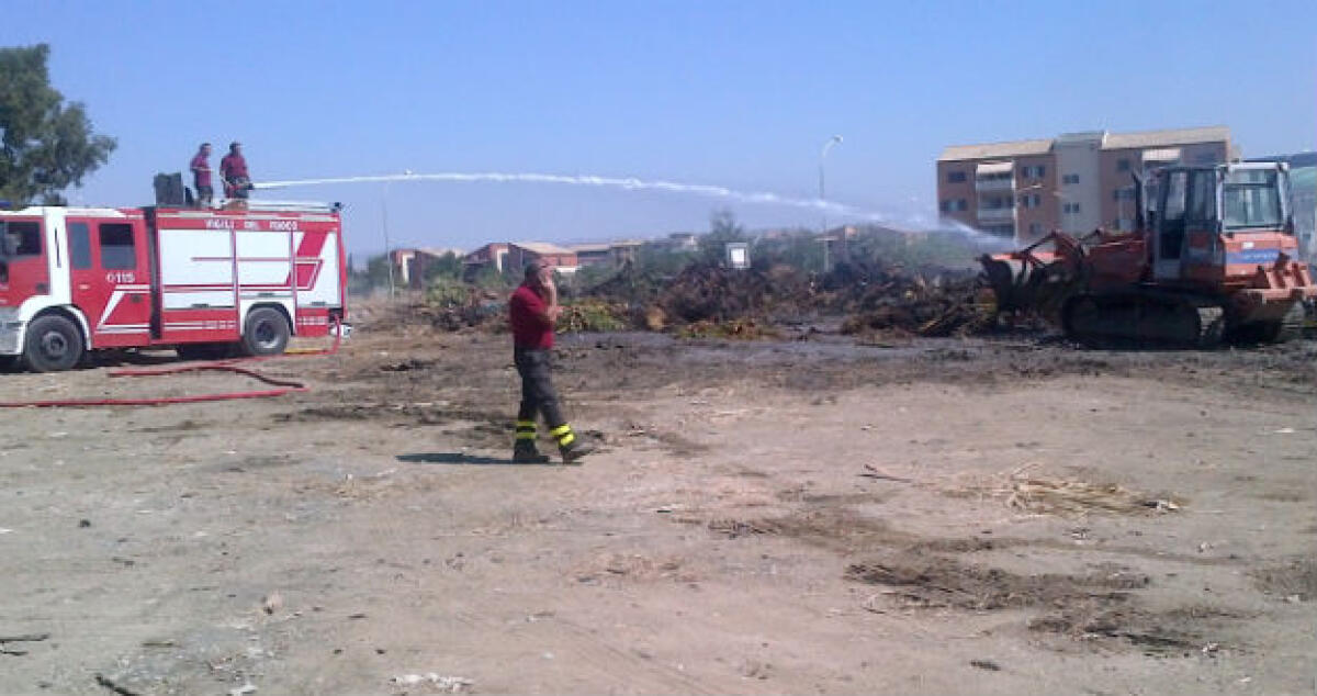 Vasto incendio a Macchitella, distrutta un'area di stoccaggio: ore per domarlo - 