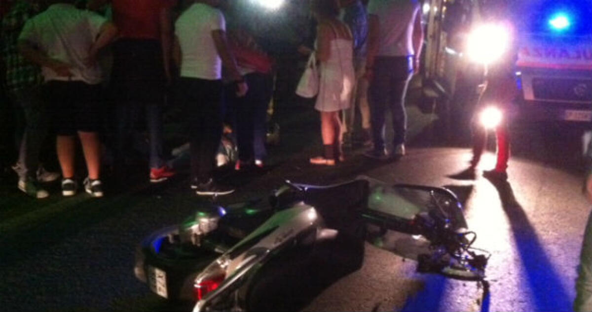 Sbalzati sull'asfalto dopo lo schianto, feriti due giovani in sella ad un motorino - 