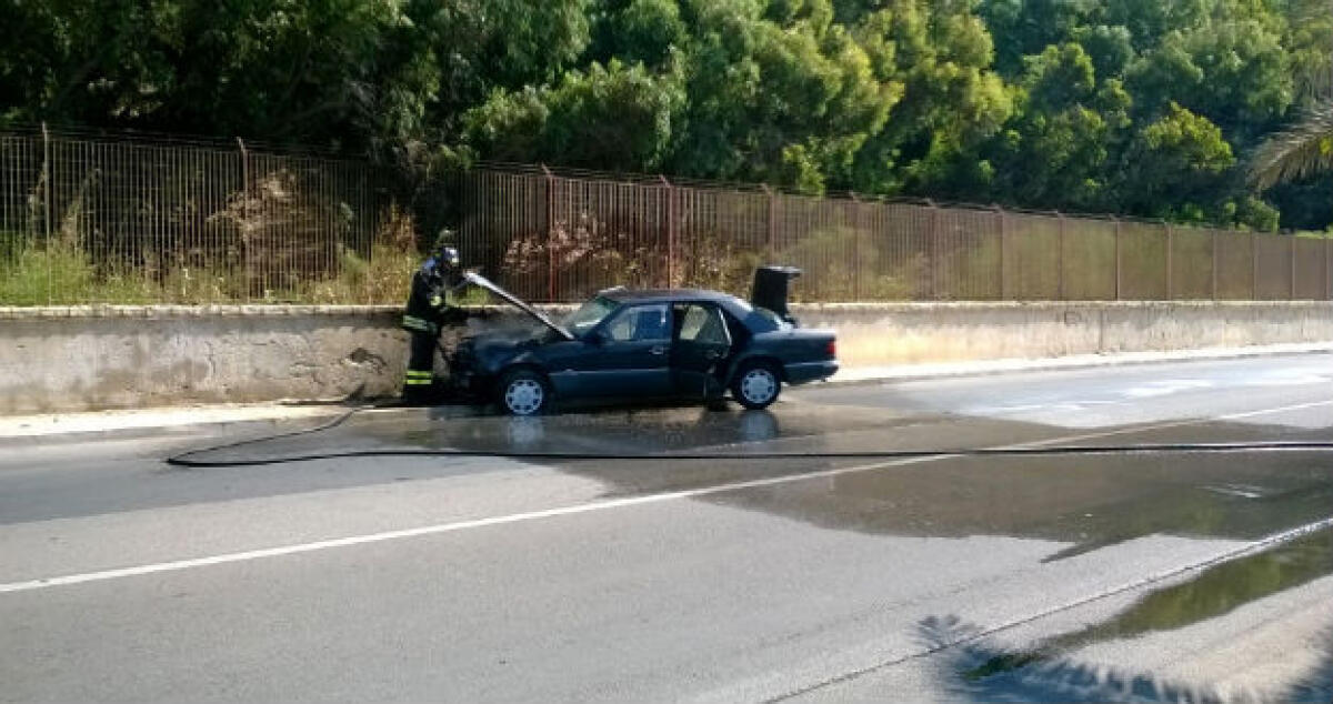 Fiamme su una Mercedes, un tassista e tre clienti riescono a mettersi in salvo - 