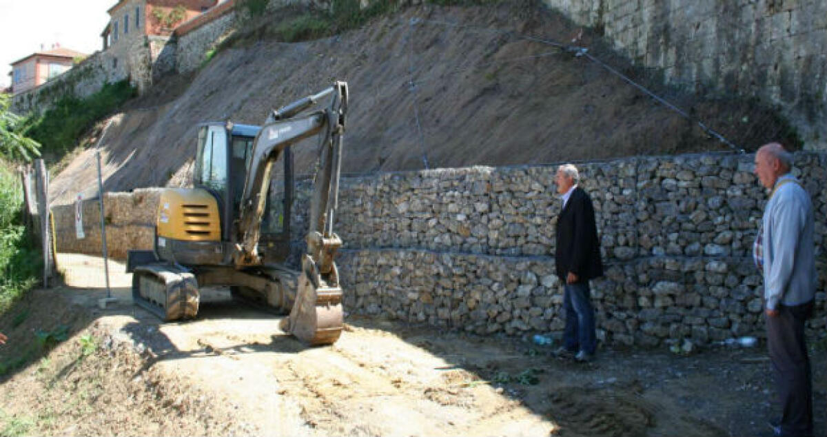 Il costone da mettere in sicurezza, in via Romagnoli i lavori non sono mai partiti - 