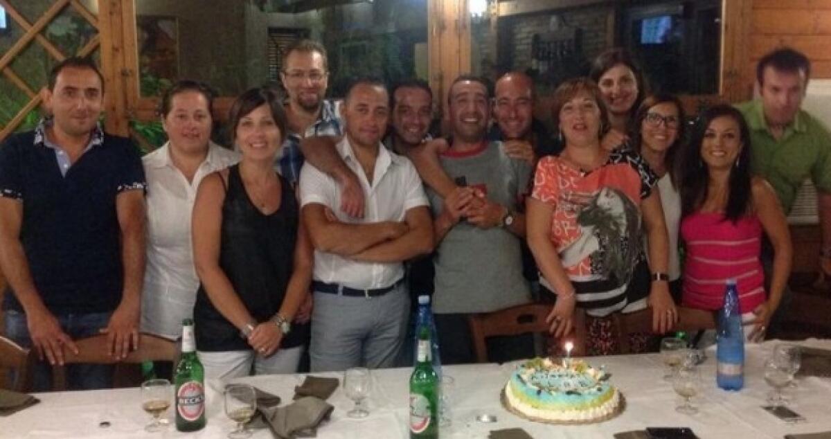 Non è un selfie ma una rimpatriata, si rivedono dopo 17 anni dal diploma - 